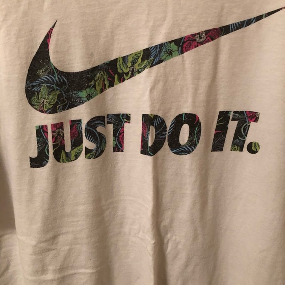 ❌SOLD❌ Men’s Nike Floral Just Do It Shirt - Picture 4 of 6